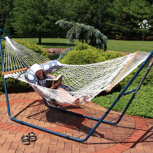 Sunnydaze 2-Person Polyester Patio Spreader Bar Rope Hammock with Pillow - Image 2